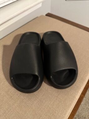 Brand New Black Yeezy Slides YS-01 Men’s Size 8